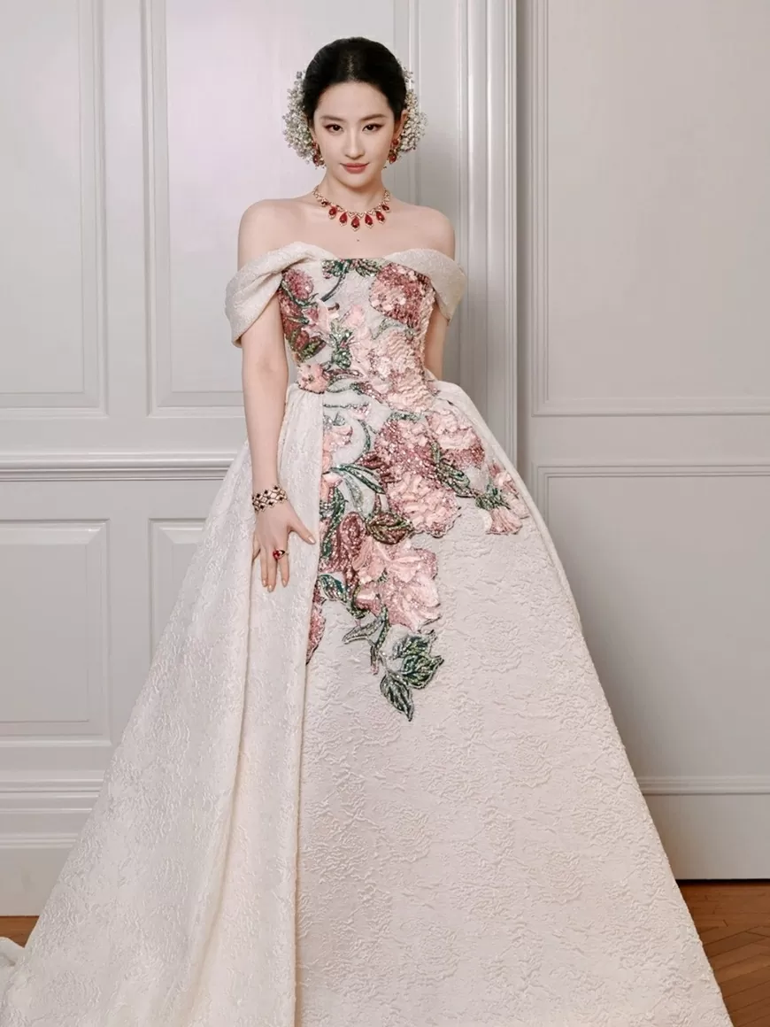 Lưu Diệc Phi khoe nhan sắc rạng ngời tại tiệc của tạp chí Vogue hôm 23/10. (Nguồn: Instagram)