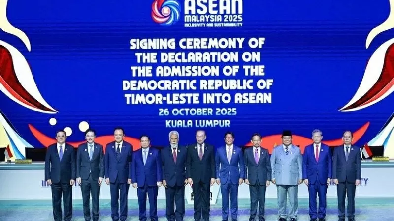 Lãnh đạo các nước ASEAN chứng kiến lễ ký tuyên bố về việc kết nạp Timor-Leste vào ASEAN. (Ảnh: VGP/Nhật Bắc)