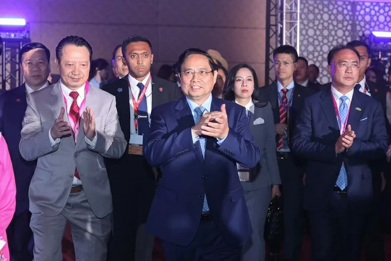 Việt Nam và ASEAN: Cùng chia sẻ tầm nhìn và hành động, cùng lớn mạnh, phát triển, cùng thụ hưởng thành quả Việt Nam và ASEAN: Cùng chia sẻ tầm nhìn và hành động, cùng lớn mạnh, phát triển, cùng thụ hưởng thành quả