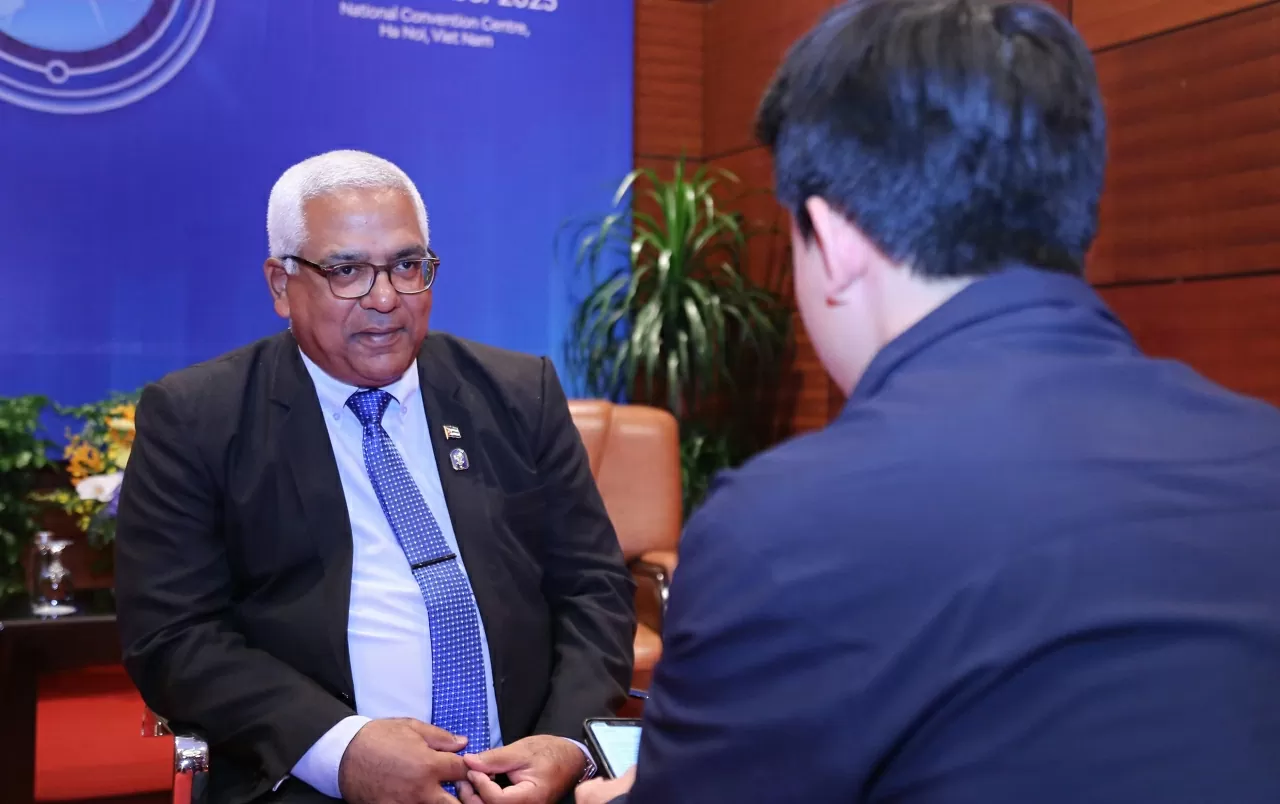 Chiều cùng ngày, Báo Thế giới & Việt Nam có buổi phỏng vấn Bộ trưởng Tư pháp Cuba Oscar Manuel Silvera Martinez. (Ảnh: Thành Long)