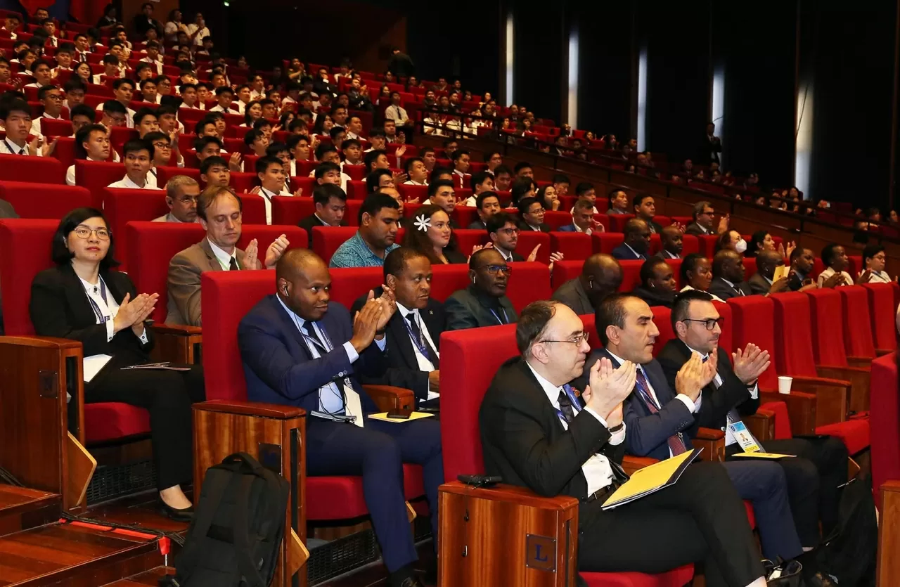 Các đại biểu chúc mừng thành công của Lể mở ký Công ước. (Ảnh: Thành Long)