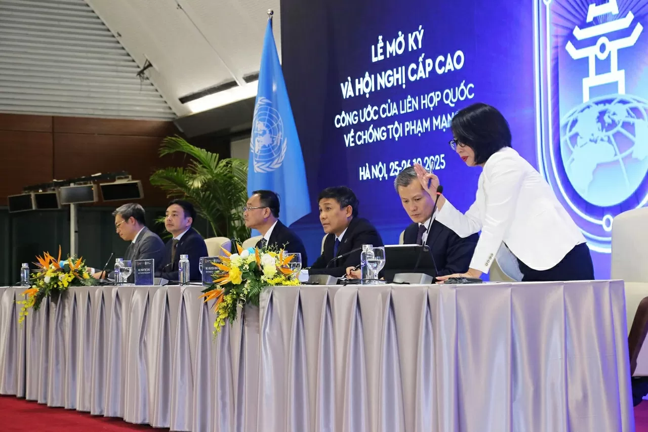 Chủ trì buổi họp báo có Thứ trưởng Bộ Công an, Thượng tướng Phạm Thế Tùng; Thứ trưởng Thường trực Bộ Ngoại giao Nguyễn Minh Vũ; Cục trưởng Cục An ninh mạng và phòng, chống tội phạm sử dụng công nghệ cao, Bộ Công an, Thiếu tướng Lê Xuân Minh; Chánh Văn phòng Bộ Công an, Thiếu tướng Nguyễn Quốc Toản; Vụ trưởng Vụ Luật pháp và Điều ước quốc tế, Bộ Ngoại giao Nguyễn Đăng Thắng cùng đại diện các đoàn ngoại giao, tổ chức quốc tế, cũng như đông đảo phóng viên trong và ngoài nước. (Ảnh: Thành Long)