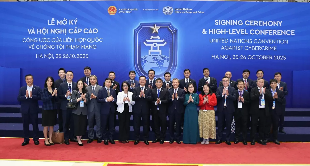 Khép lại Lễ ký Công ước lịch sử, Thứ trưởng Bộ Công an, Thượng tướng Phạm Thế Tùng; Thứ trưởng Thường trực Bộ Ngoại giao Nguyễn Minh Vũ chụp ảnh lưu niệm với ban tổ chức và các thành viên thuộc Bộ Ngoại giao. (Ảnh: Thành Long) Khép lại Lễ ký Công ước lịch sử, Thứ trưởng Bộ Công an, Thượng tướng Phạm Thế Tùng; Thứ trưởng Thường trực Bộ Ngoại giao Nguyễn Minh Vũ chụp ảnh lưu niệm với ban tổ chức và các thành viên thuộc Bộ Ngoại giao. (Ảnh: Thành Long)