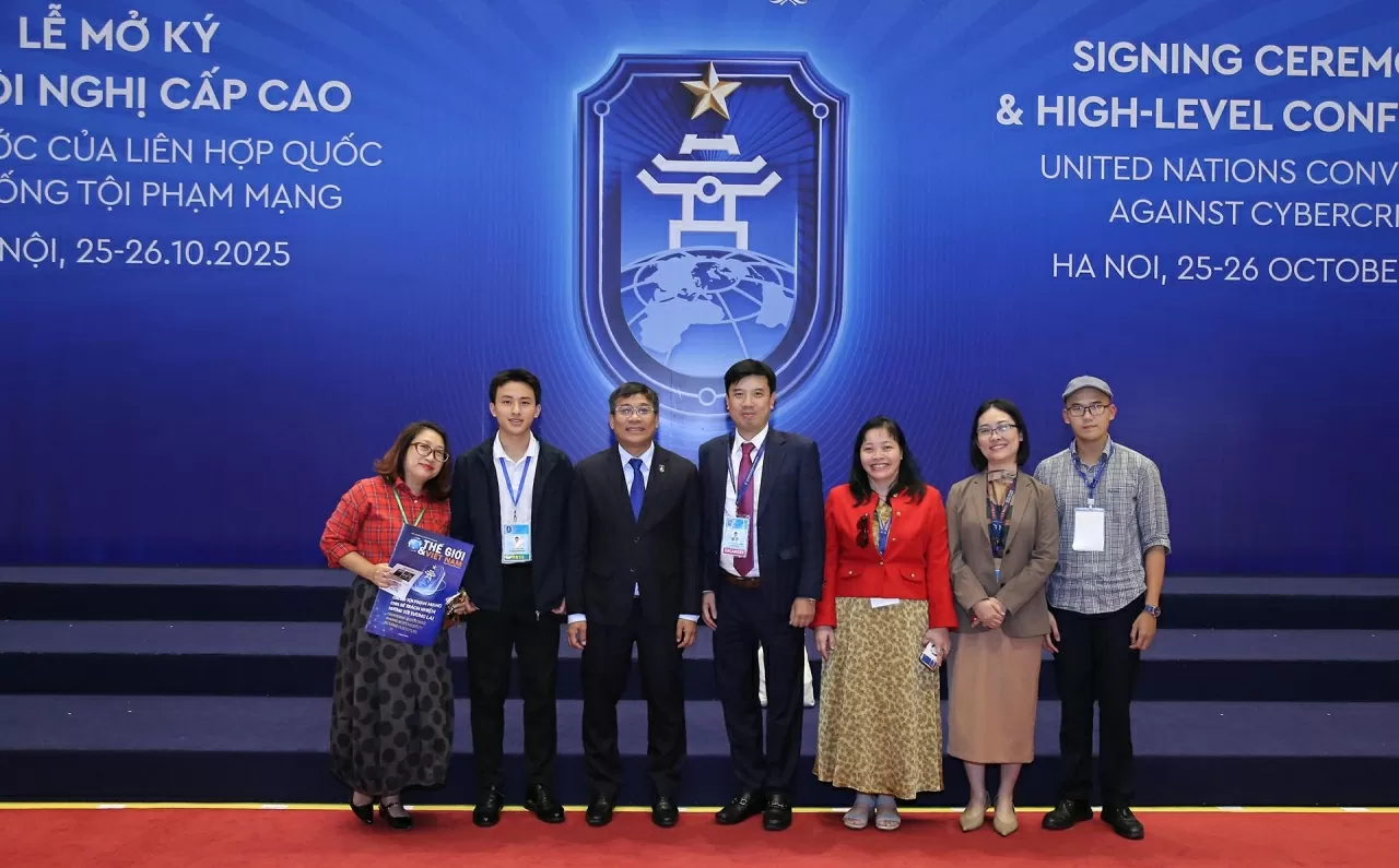 Thứ trưởng Thường trực Nguyễn Minh Vũ chụp ảnh lưu niệm cùng nhóm phóng viên Báo Thế giới & Việt Nam. (Ảnh: Thành Long)