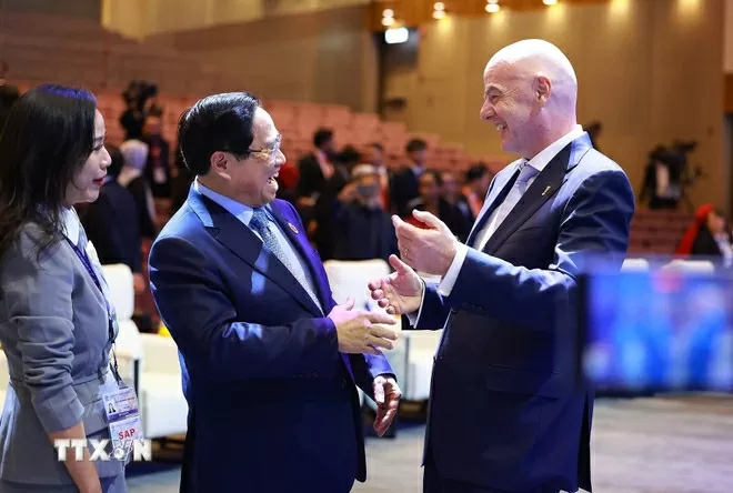 Thủ tướng Phạm Minh Chính và Chủ tịch Liên đoàn Bóng đá thế giới (FIFA) Gianni Infantino. (Ảnh: Dương Giang/TTXVN)