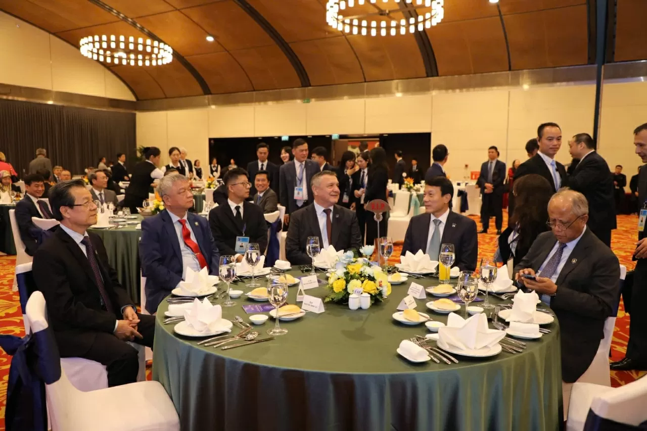 Trưa cùng ngày, Ủy viên Bộ Chính trị, Bộ trưởng Bộ Công an Lương Tam Quang chủ trì chiêu đãi các trưởng phái đoàn. 