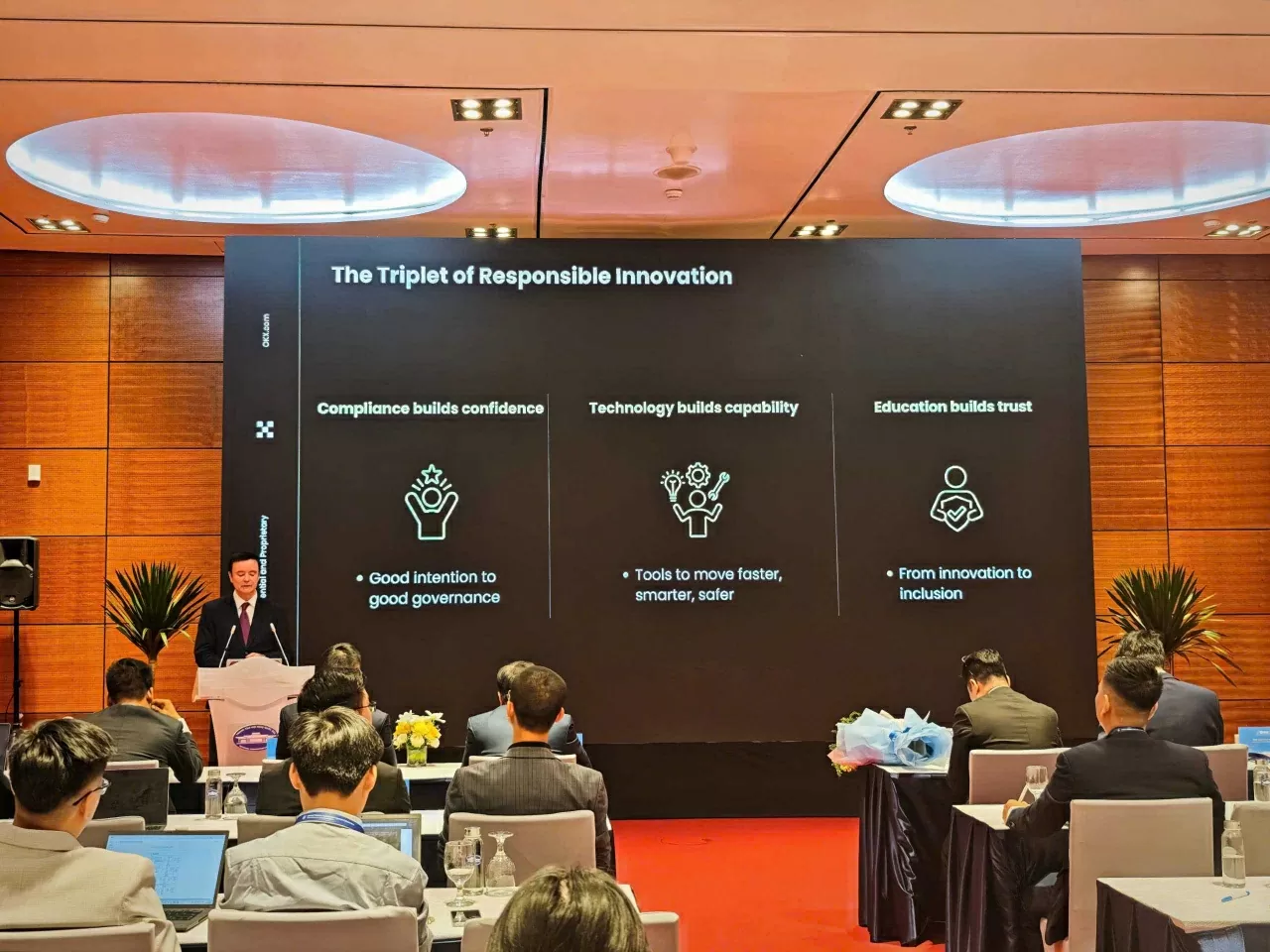 Ông Malcolm Wright, Phó Chủ tịch phụ trách pháp chế của OKX Global, trình bày tham luận tại Tọa đàm, ngày 26/10.