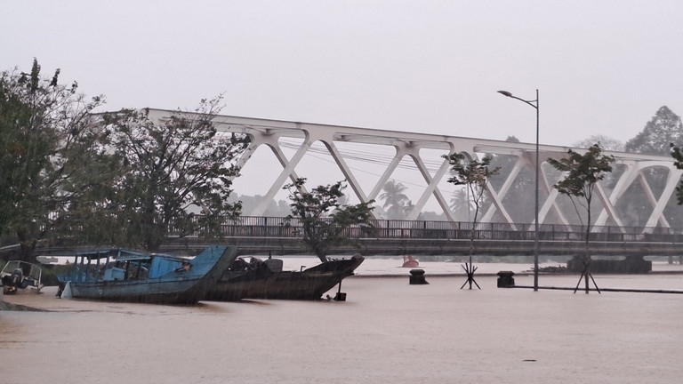 TP. Huế: Mưa lớn kéo dài, lũ sông Hương vượt báo động 3, một số tuyến đường trung tâm ngập nước