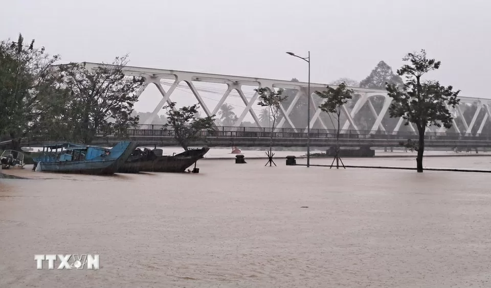 Bờ Nam sông Hương, phường Thuận Hóa, TP. Huế ngập sáng 27/10.