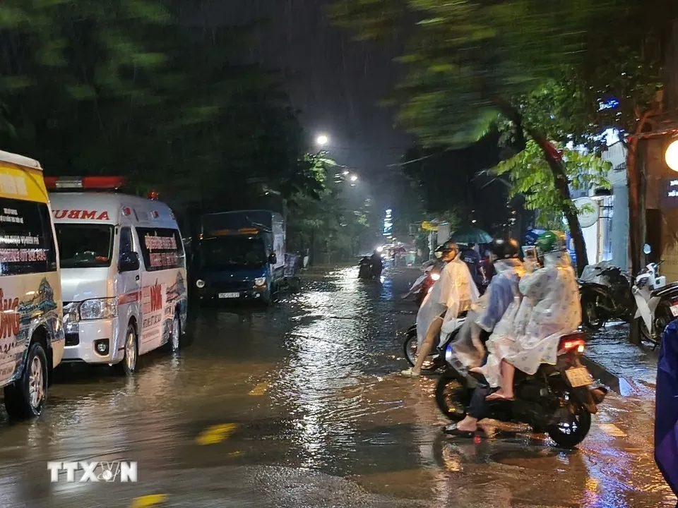 TP. Huế: Lũ trên sông Hương vượt báo động 3 gây ngập lụt diện rộng