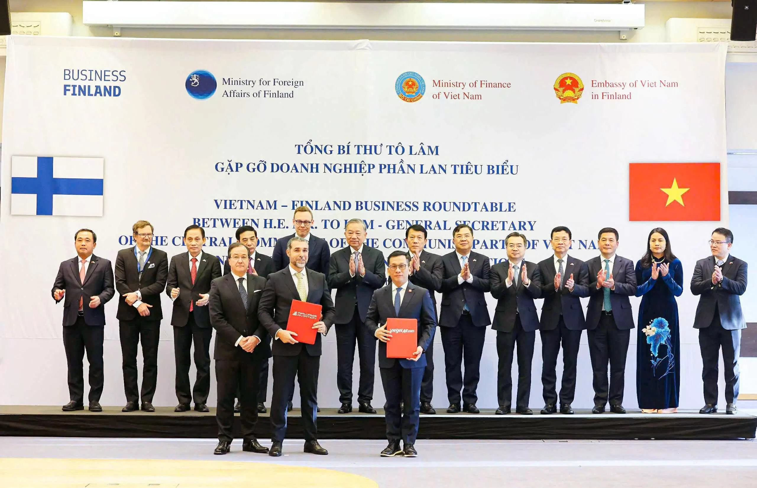 Tổng Bí thư Tô Lâm chứng kiến Vietjet ký thỏa thuận phát triển nguồn lực hàng không quốc tế, thúc đẩy hợp tác mới giữa Việt Nam và Phần Lan Tổng Bí thư Tô Lâm chứng kiến Vietjet ký thỏa thuận phát triển nguồn lực hàng không quốc tế, thúc đẩy hợp tác mới giữa Việt Nam và Phần Lan