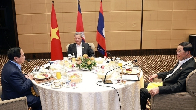 thu tuong chinh phu pham minh chinh an sang lam viec voi thu tuong lao va thu tuong campuchia