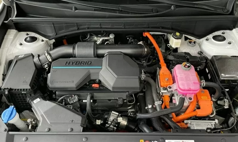 Điểm khác biệt nổi bật nhất của Sorento PHEV so với các phiên bản xăng và dầu truyền thống là hệ truyền động hybrid sạc ngoài (plug-in hybrid).