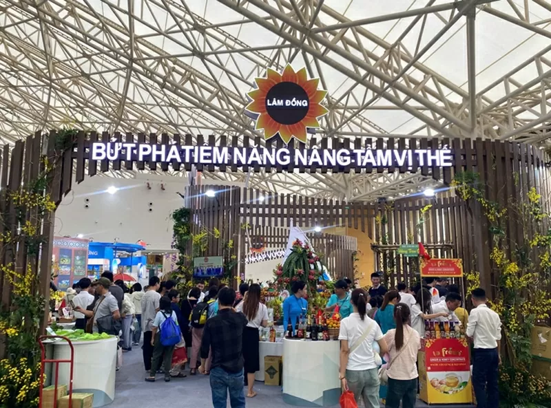 Triển lãm của tỉnh Lâm Đồng thu hút hàng nghìn khách tham quan sau 2 ngày khai mạc Triển lãm của tỉnh Lâm Đồng thu hút hàng nghìn khách tham quan sau 2 ngày khai mạc