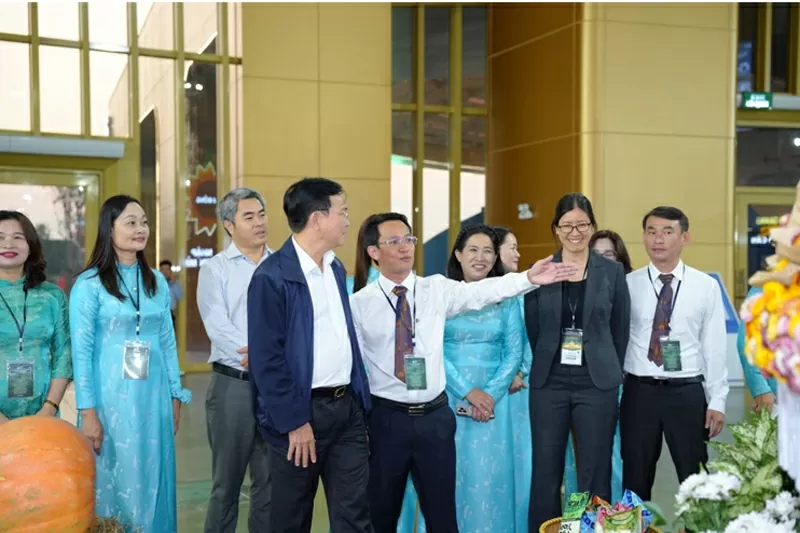 Ông Nguyễn Bá Út – Giám đốc Sở Công Thương tỉnh Lâm Đồng (áo trắng ở giữa) đang trực tiếp giới thiệu không gian triển lãm