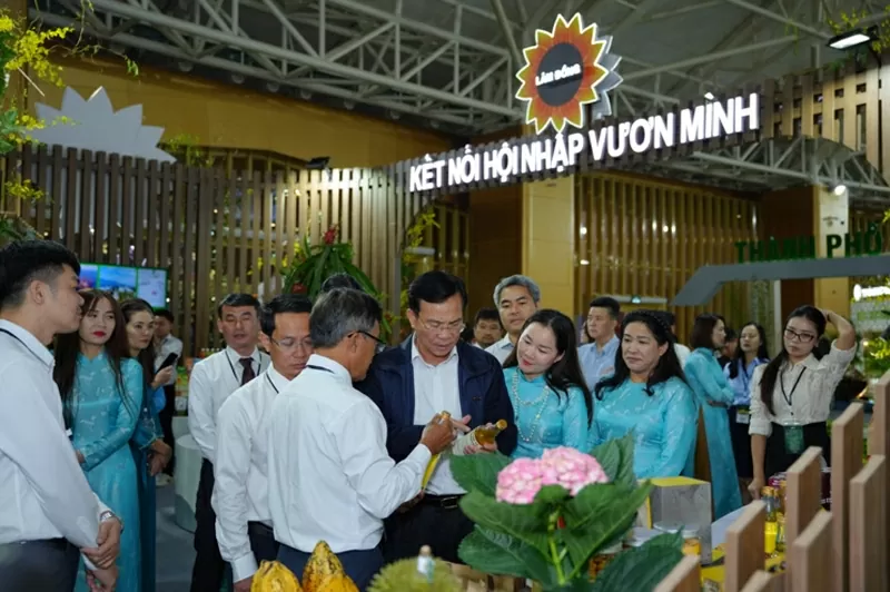 Chủ tịch UBND tỉnh Lâm Đồng Hồ Văn Mười (áo khoác đen) tham quan không gian triển lãm Chủ tịch UBND tỉnh Lâm Đồng Hồ Văn Mười (áo khoác đen) tham quan không gian triển lãm