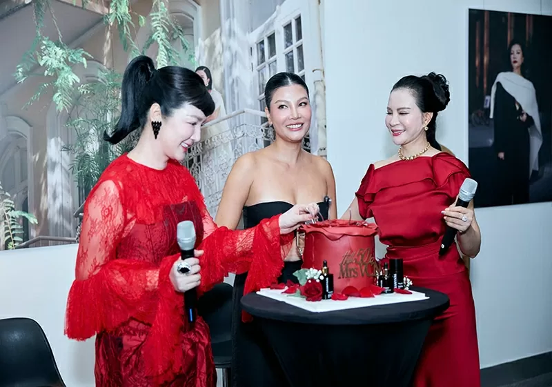 Vũ Cẩm Nhung, MC Thanh Mai (phải) và Hoa hậu Giáng My Vũ Cẩm Nhung, MC Thanh Mai (phải) và Hoa hậu Giáng My