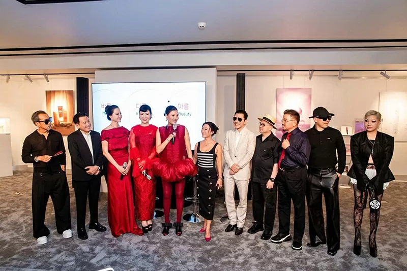 Vũ Cẩm Nhung và 'Mối lương duyên' ba thập kỷ: Khi siêu mẫu viết tiếp hành trình sắc đẹp Việt Vũ Cẩm Nhung và 'Mối lương duyên' ba thập kỷ: Khi siêu mẫu viết tiếp hành trình sắc đẹp Việt