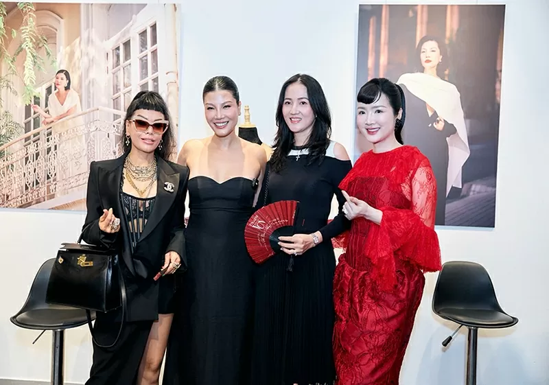 Vũ Cẩm Nhung và 'Mối lương duyên' ba thập kỷ: Khi siêu mẫu viết tiếp hành trình sắc đẹp Việt Vũ Cẩm Nhung và 'Mối lương duyên' ba thập kỷ: Khi siêu mẫu viết tiếp hành trình sắc đẹp Việt