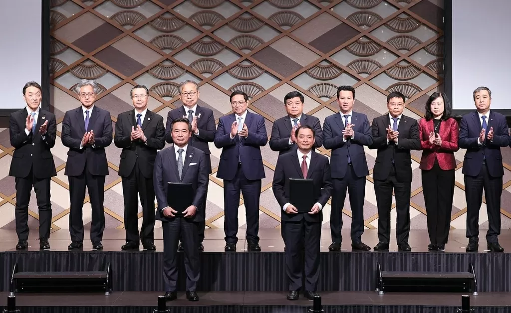 Chủ tịch UBND tỉnh Hưng Yên Trần Quốc Văn và đại diện Tập đoàn Sumitomo (Nhật Bản) trao đổi bản ghi nhớ (MoU) về việc hợp tác thúc đẩy dự án Khu công nghiệp Thăng Long II, giai đoạn 4. Chủ tịch UBND tỉnh Hưng Yên Trần Quốc Văn và đại diện Tập đoàn Sumitomo (Nhật Bản) trao đổi bản ghi nhớ (MoU) về việc hợp tác thúc đẩy dự án Khu công nghiệp Thăng Long II, giai đoạn 4.