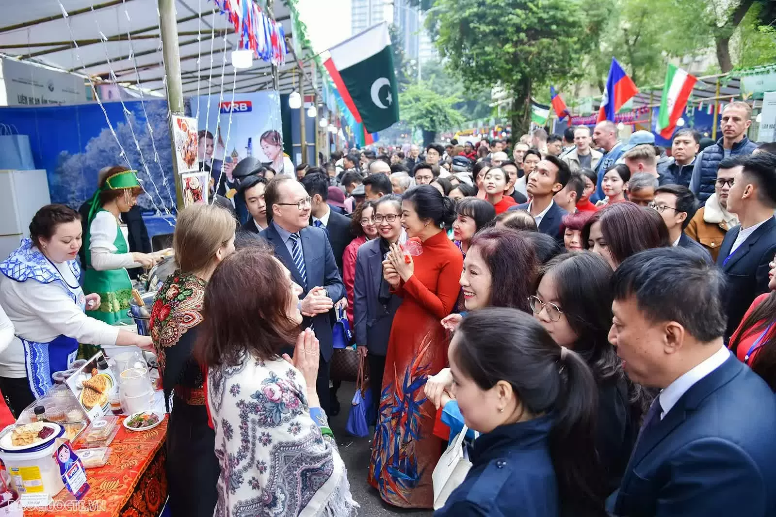 Liên hoan ẩm thực quốc tế 2024 thu hút đông đảo các gian hàng và thực khách trong nước cũng như quốc tế. (Ảnh: Anh Sơn)