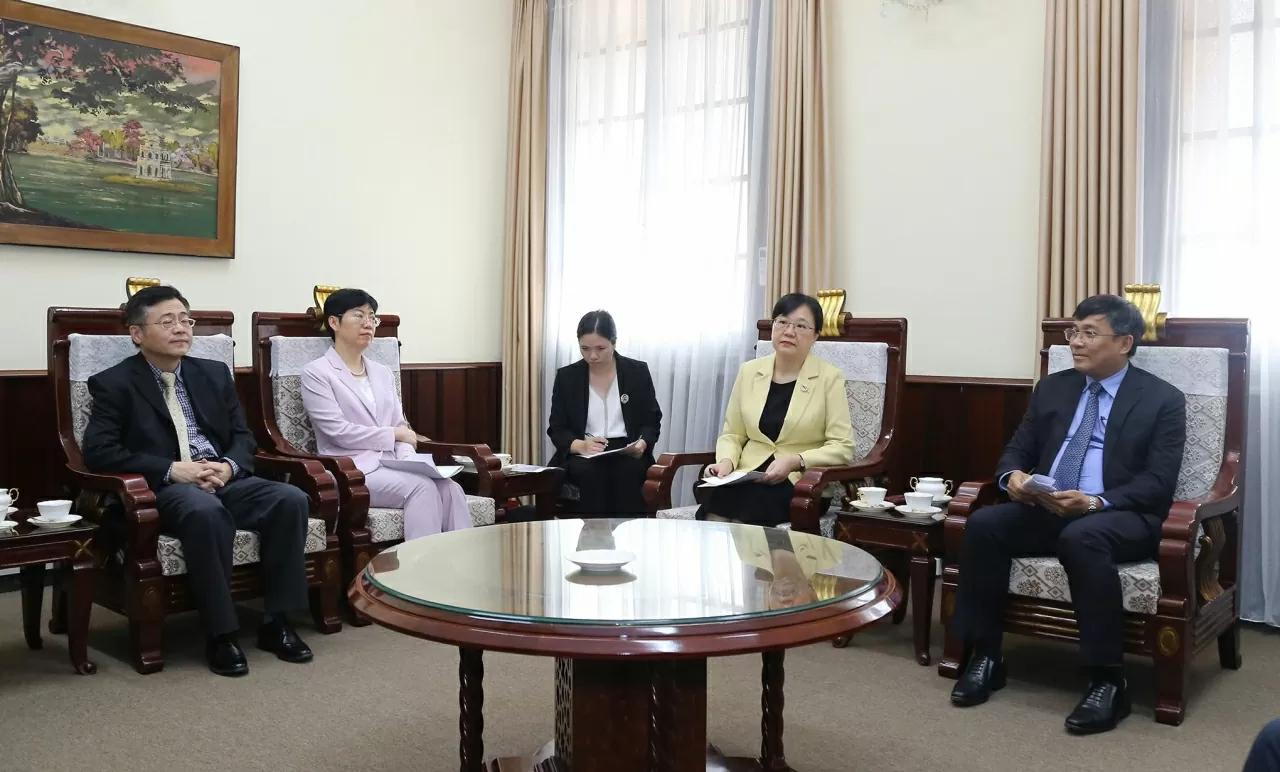 Thứ trưởng Thường trực Bộ Ngoại giao Nguyễn Minh Vũ tiếp ngắn Phó Chủ tịch Tỉnh Quảng Đông Trương Quốc Trí. (Ảnh: Thành Long)