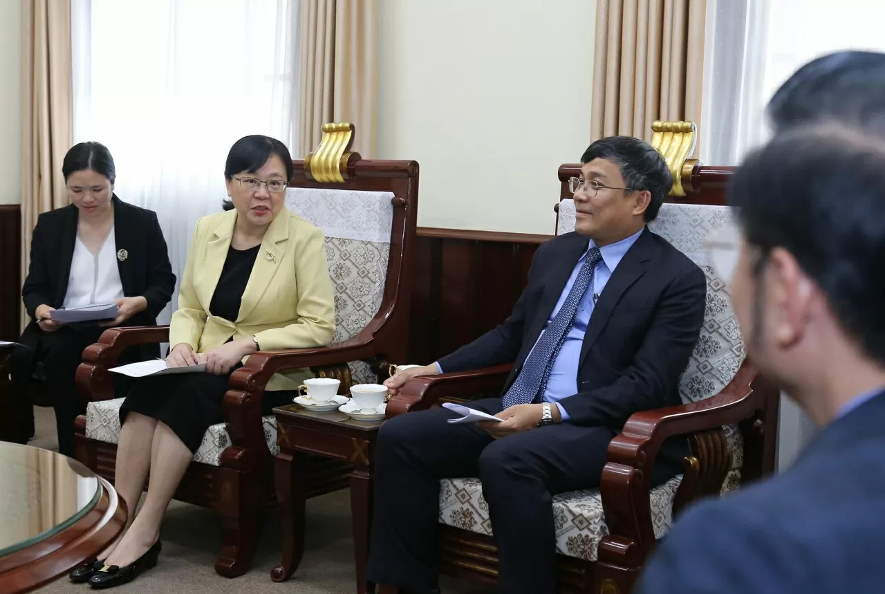 Thứ trưởng Thường trực Bộ Ngoại giao Nguyễn Minh Vũ tiếp ngắn Phó Chủ tịch Tỉnh Quảng Đông Trương Quốc Trí. (Ảnh: Thành Long)