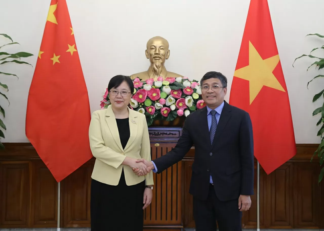 Thứ trưởng Thường trực Nguyễn Minh Vũ  chụp bức ảnh lưu niệm với Phó Chủ tịch Tỉnh Quảng Đông Trương Quốc Trí. (Ảnh: Thành Long)