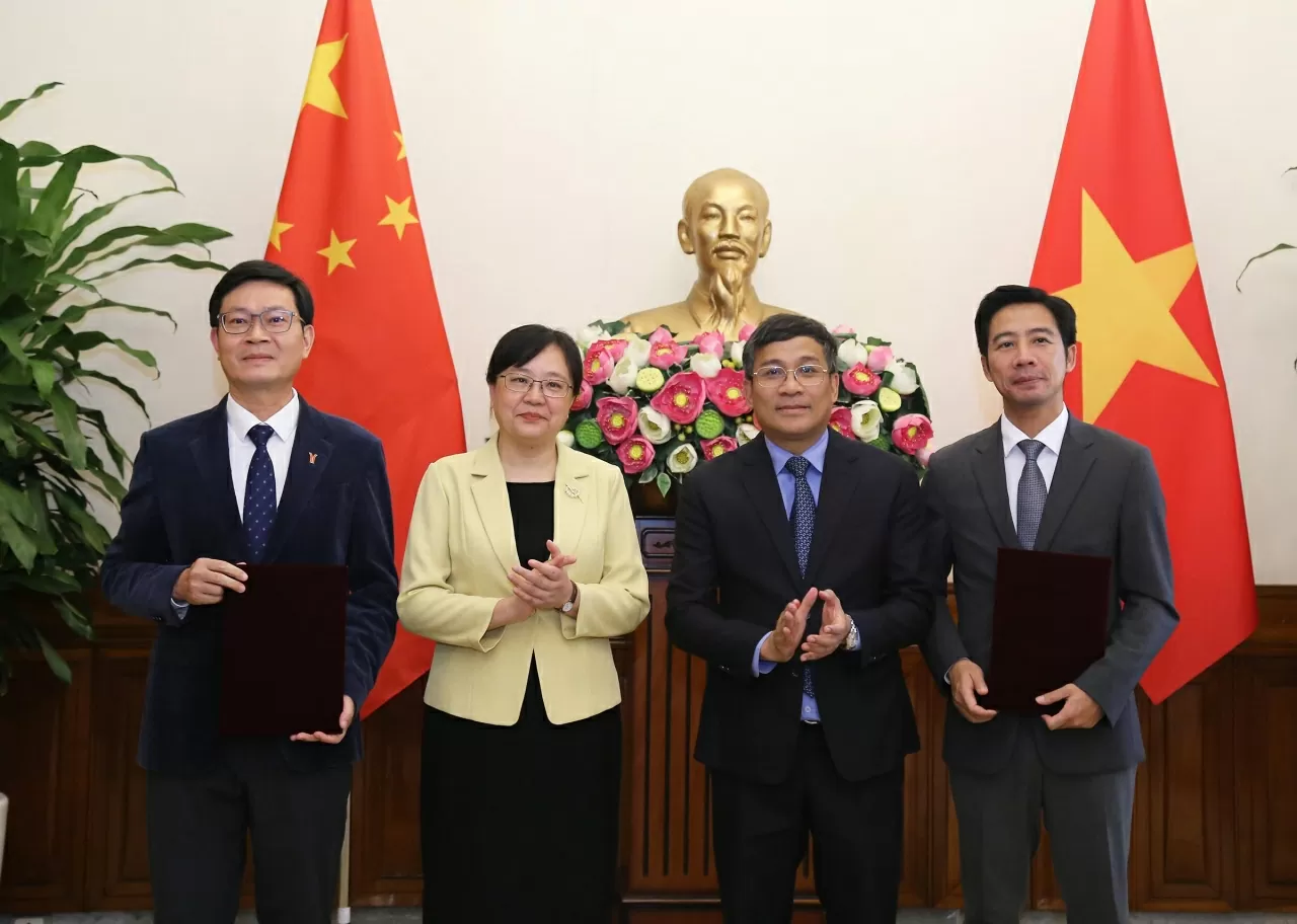 Kết thúc Hội thảo, Trưởng đoàn hai bên chứng kiến Lễ trao văn kiện ký kết hợp tác chiến lược giữa Đại học Giao thông Vận tải Tp. Hồ Chí Minh và Tập đoàn Metro Quảng Châu về đào tạo nhân tài và đổi mới công nghệ trong lĩnh vực đường sắt đô thị. (Ảnh: Thành Long)