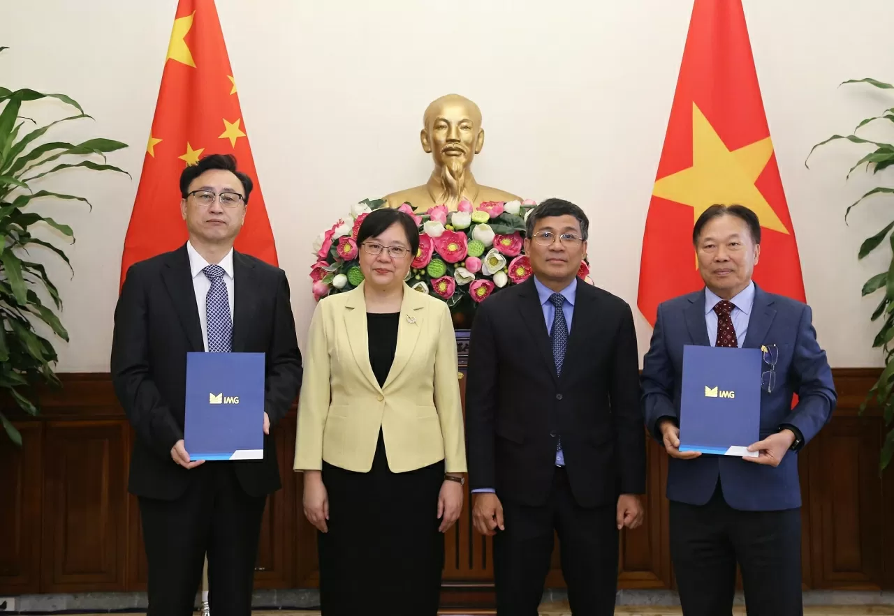 Trưởng đoàn hai bên chứng kiến Lễ trao Thỏa thuận khung hợp tác chiến lược giữa Công ty IMG và Công ty TNHH Đầu tư liên hợp Thâm Việt về Dự án xây dựng khu công nghiệp mới. (Ảnh: Thành Long)