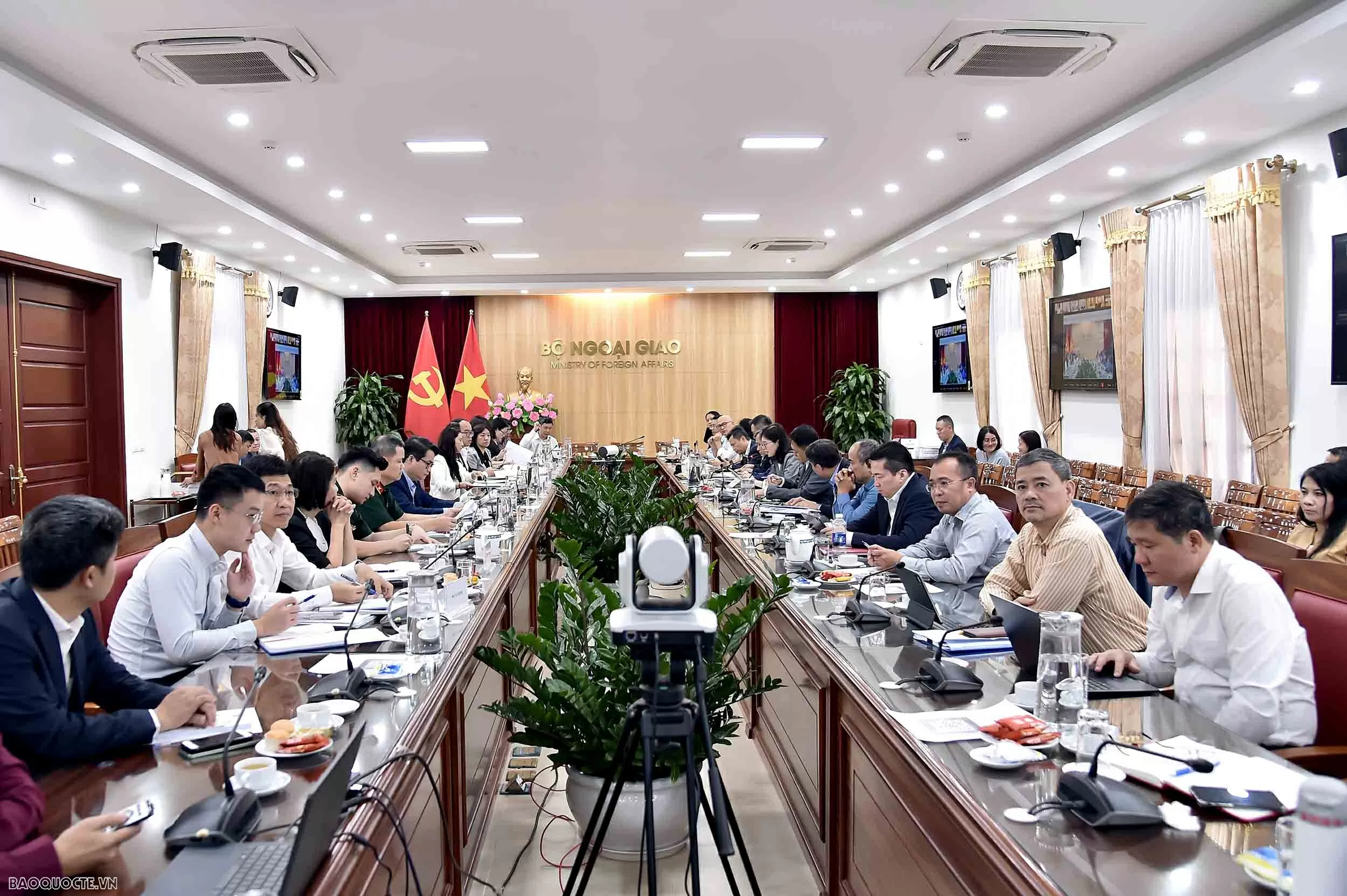 Bộ Ngoại giao chủ trì rà soát, hoàn thiện Luật Cơ quan đại diện Bộ Ngoại giao chủ trì rà soát, hoàn thiện Luật Cơ quan đại diện
