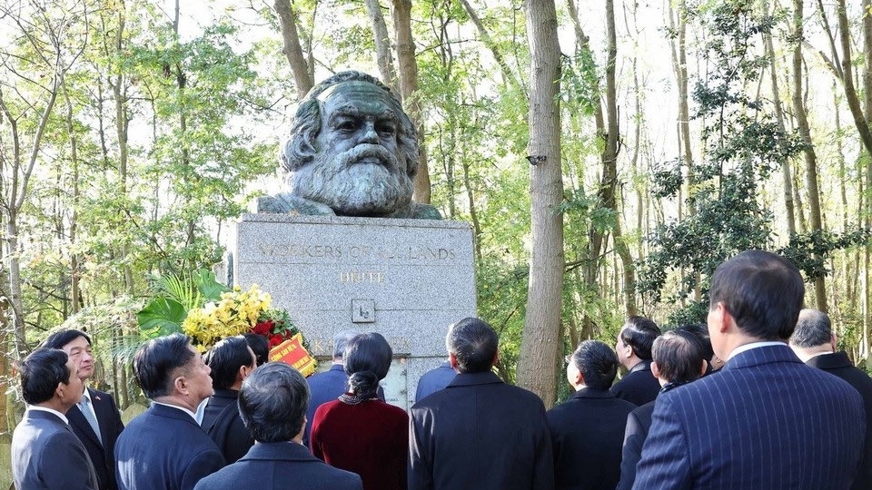 tong bi thu to lam va phu nhan vieng mo lanh tu giai cap vo san karl marx tai anh