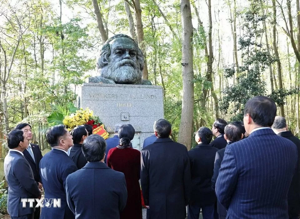 Tổng Bí thư Tô Lâm và Phu nhân viếng mộ Karl Marx tại Anh