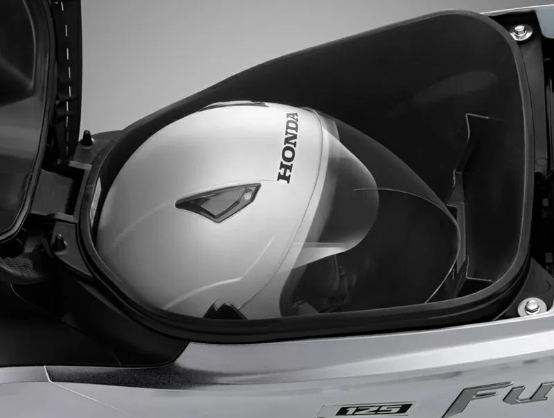 Hộc đựng đồ dưới yên của Future 125 FI 2026 có dung tích lớn.