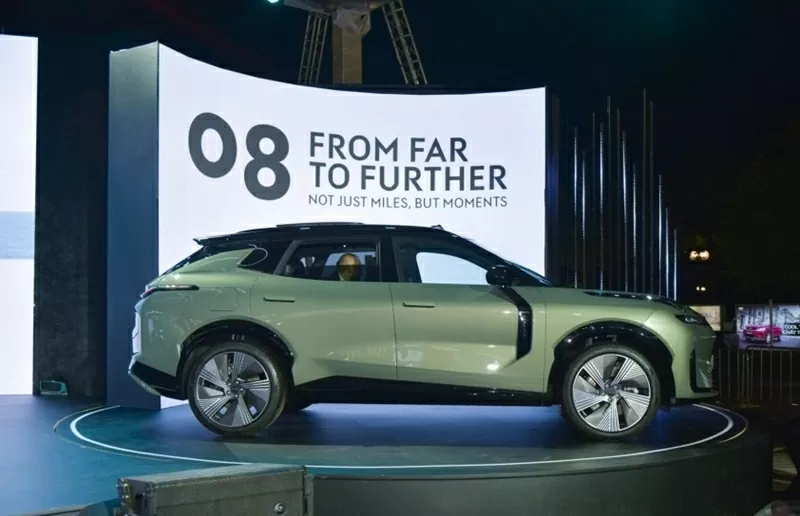 Lynk & Co 08 được phát triển theo phong cách thiết kế châu Âu hiện đại, hướng tới sự tinh giản, năng động và sang trọng. Lynk & Co 08 được phát triển theo phong cách thiết kế châu Âu hiện đại, hướng tới sự tinh giản, năng động và sang trọng.