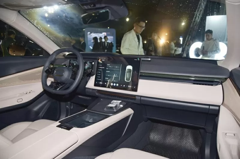 Bước vào bên trong, Lynk & Co 08 thể hiện rõ tinh thần trẻ trung, công nghệ và tương lai.