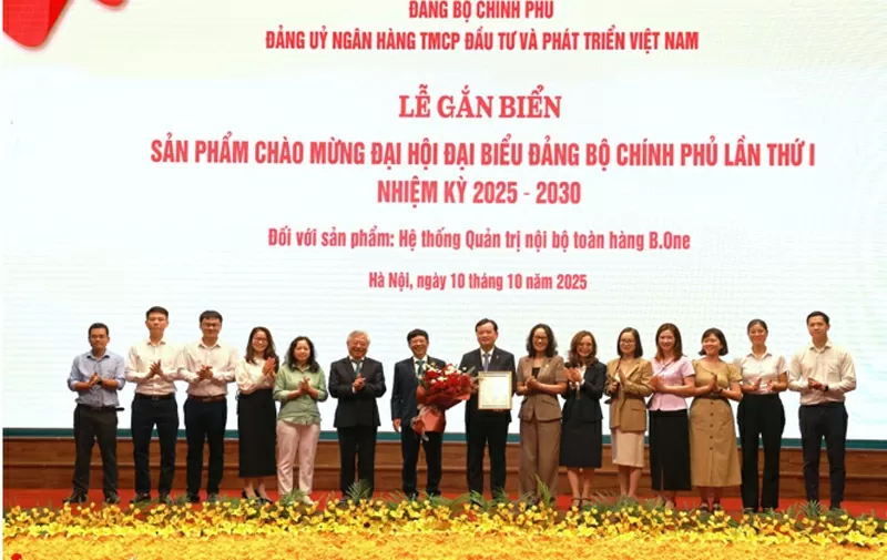 Đồng chí Trần Xuân Hoàng – Phó Bí thư Thường trực Đảng ủy BIDV, đồng chí Phan Thanh Hải – UVBCH Đảng bộ, trưởng Ban QL dự án Bone, đồng chí Tạ Phương Trà – Phó Trưởng Ban Thường trực Ban Tuyên Giáo Đảng ủy đại diện nhận hoa chúc mừng của Đảng ủy Chính phủ.