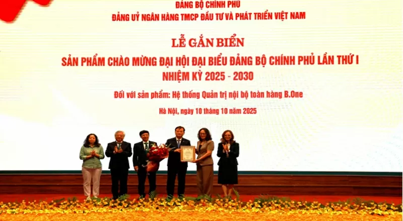 Đồng chí Hà Thị Trang – Phó Trưởng ban TT Ban Tuyên giáo và dân vận Đảng ủy Chính phủ công bố quyết định, trao Chứng nhận, thực hiện nghi lễ gắn biển, ghi nhận nỗ lực, sáng tạo và kết quả nổi bật của hệ thống BIDV trong việc hiện thực hóa các chủ trương lớn của Đảng về chuyển đổi số, phát triển khoa học, công nghệ, đổi mới sáng tạo.