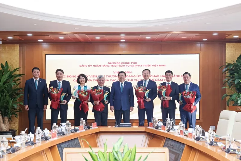 Kỳ 2 - Đảng bộ Ngân hàng BIDV tiên phong trong chuyển đổi số: Hình mẫu đổi mới phương thức lãnh đạo trong kỷ nguyên số Kỳ 2 - Đảng bộ Ngân hàng BIDV tiên phong trong chuyển đổi số: Hình mẫu đổi mới phương thức lãnh đạo trong kỷ nguyên số