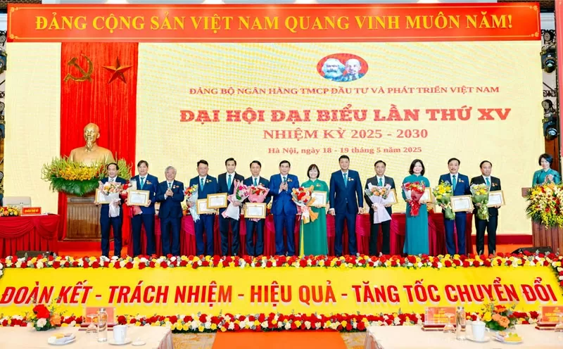 Kỳ 2 - Đảng bộ Ngân hàng BIDV tiên phong trong chuyển đổi số: Hình mẫu đổi mới phương thức lãnh đạo trong kỷ nguyên số Kỳ 2 - Đảng bộ Ngân hàng BIDV tiên phong trong chuyển đổi số: Hình mẫu đổi mới phương thức lãnh đạo trong kỷ nguyên số