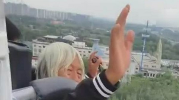 Trung Quốc: Cụ ông 75 tuổi ngồi tàu lượn siêu tốc 43 lượt trong một ngày, chuyên gia y tế khuyến cáo