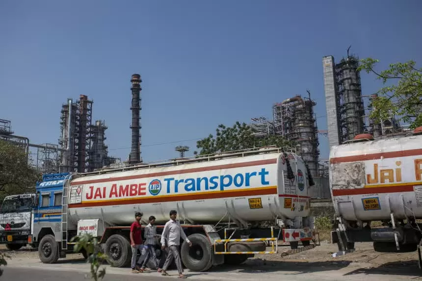 Người dân đi ngang qua một nhà máy lọc dầu do Bharat Petroleum vận hành ở Mumbai, Ấn Độ. (Nguồn: Getty Images) Người dân đi ngang qua một nhà máy lọc dầu do Bharat Petroleum vận hành ở Mumbai, Ấn Độ. (Nguồn: Getty Images)