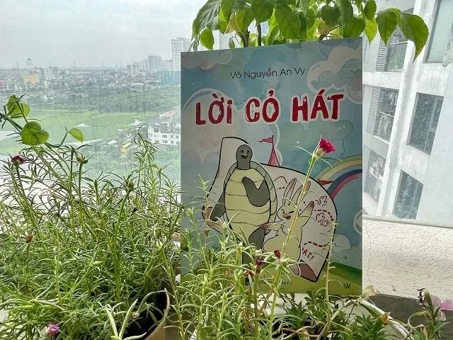 'Lời cỏ hát': Cuốn sách song ngữ góp phần lan tỏa văn hóa đọc với học sinh 'Lời cỏ hát': Cuốn sách song ngữ góp phần lan tỏa văn hóa đọc tới học sinh