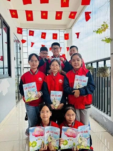 Lời cỏ hát: Cuốn sách song ngữ góp phần lan tỏa văn hóa đọc tới học sinh Lời cỏ hát: Cuốn sách song ngữ góp phần lan tỏa văn hóa đọc tới học sinh