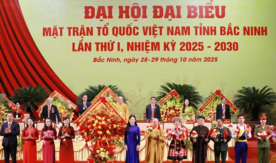 Đoàn đại biểu đại diện các tầng lớp Nhân dân các dân tộc tỉnh Bắc Ninh chúc mừng Đại hội.
