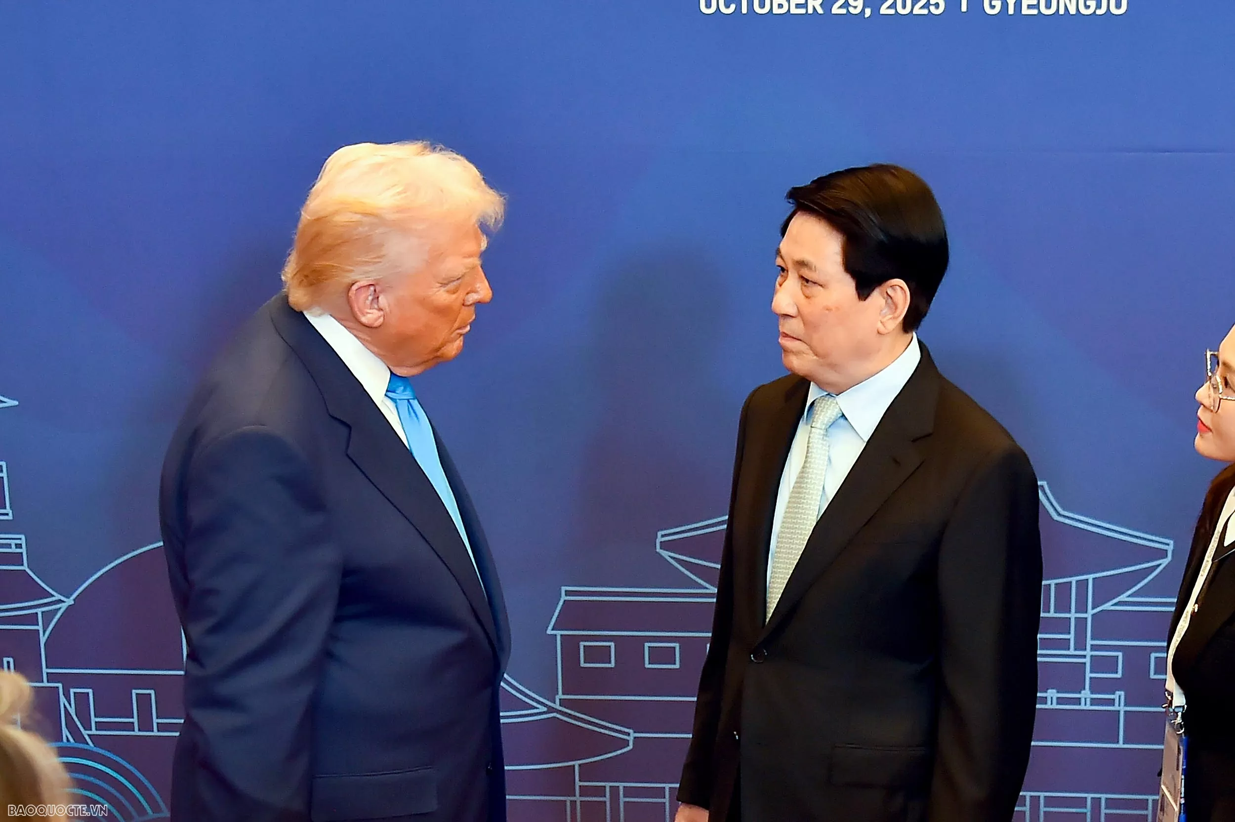 Chủ tịch nước Lương Cường gặp Tổng thống Hoa Kỳ Donald Trump và lãnh đạo cấp cao một số thành viên APEC Chủ tịch nước Lương Cường gặp Tổng thống Hoa Kỳ Donald Trump và lãnh đạo cấp cao một số thành viên APEC