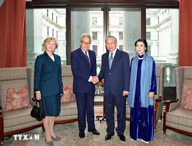 Tổng Bí thư Tô Lâm và Phu nhân tiếp Công tước xứ Richmond Charles Henry Gordon-Lennox, đại diện Hoàng gia Anh Tổng Bí thư Tô Lâm và Phu nhân tiếp Công tước xứ Richmond Charles Henry Gordon-Lennox, đại diện Hoàng gia Anh