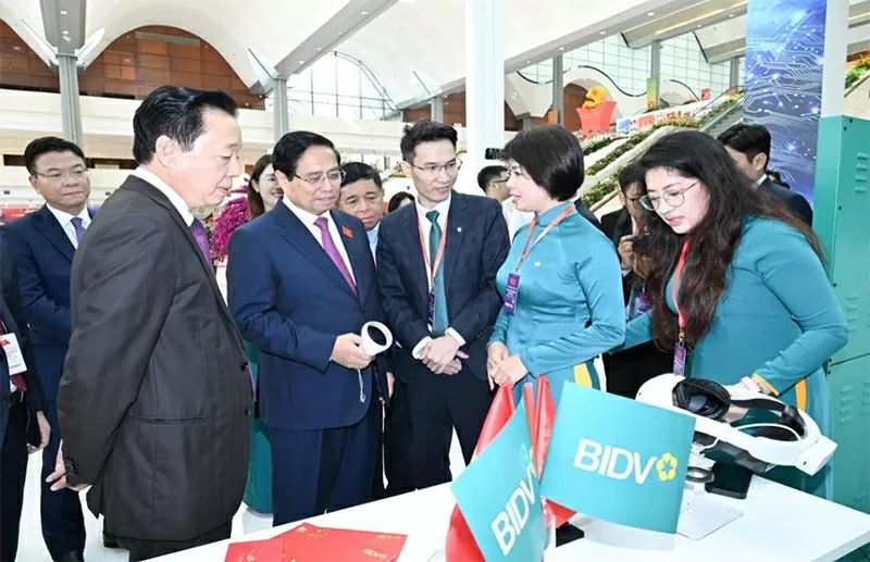 Thủ tướng Phạm Minh Chính cùng các đại biểu tại không gian số BIDV - Triển lãm thành tựu khoa học công nghệ, đổi mới sáng tạo và chuyển đổi số” Thủ tướng Phạm Minh Chính cùng các đại biểu tại không gian số BIDV - Triển lãm thành tựu khoa học công nghệ, đổi mới sáng tạo và chuyển đổi số”