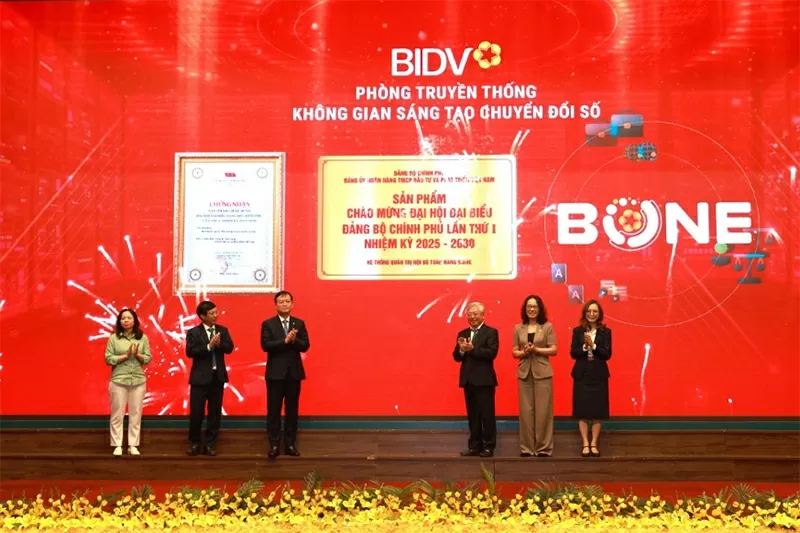 Nghi thức gắn biển sản phẩm tiêu biểu chào mừng Đại hội đại biểu Đảng bộ Chính phủ lần thứ I, nhiệm kỳ 2025 – 2030 đối với Hệ thống quản trị nội bộ toàn hàng B.One