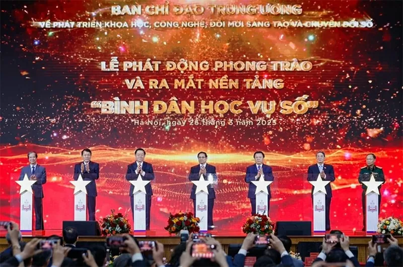 Thủ tướng Phạm Minh Chính và các đại biểu thực hiện nghi thức phát động phong trào “Bình dân học vụ số” (Nguồn: Internet).